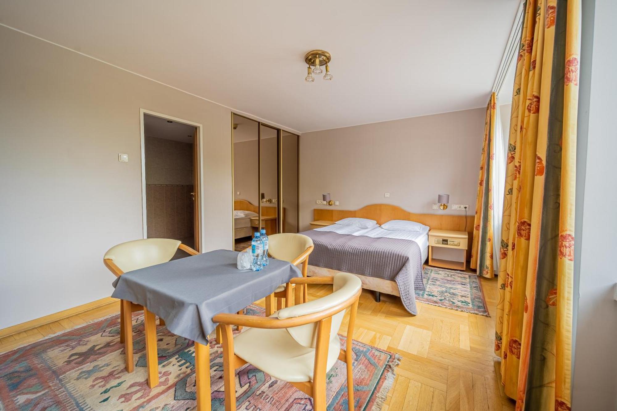 Hotel Mazowiecki Lodz Buitenkant foto